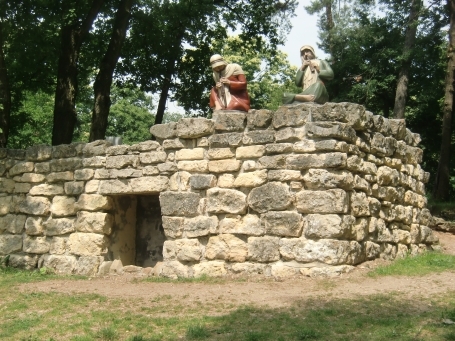 Groesbeek NL : Heilig-Landstichting, Profetenlaan, Museumpark Orientalis, der Schäferturm ( Steinturm ) über dem Schäferfeld